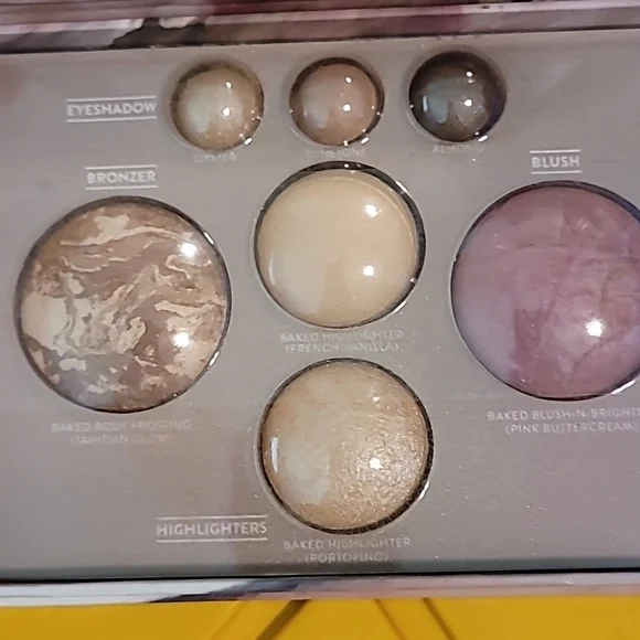 Laura Geller Baked Full Face Basics in Pink and Cream - Picture 3 of 3